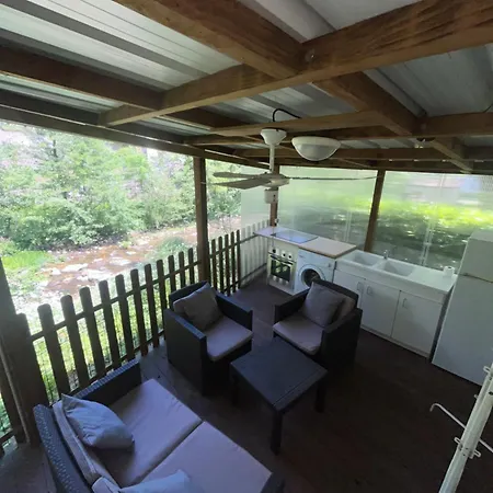 Mobile-home Entierement Equipe, Riviere En Contrebas キャンプ場